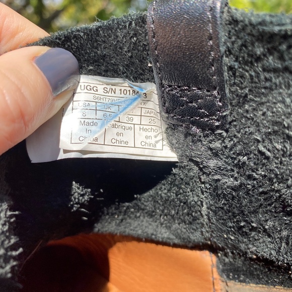 Wm 8 UGG Black Leather Unlined Mini Boot - Picture 9 of 15